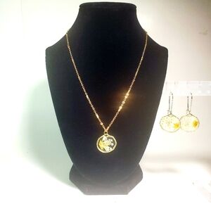 REAL DRIED FLOWERS Earrings & Necklace Set Pressed in Resin Framed in Gold NWT
